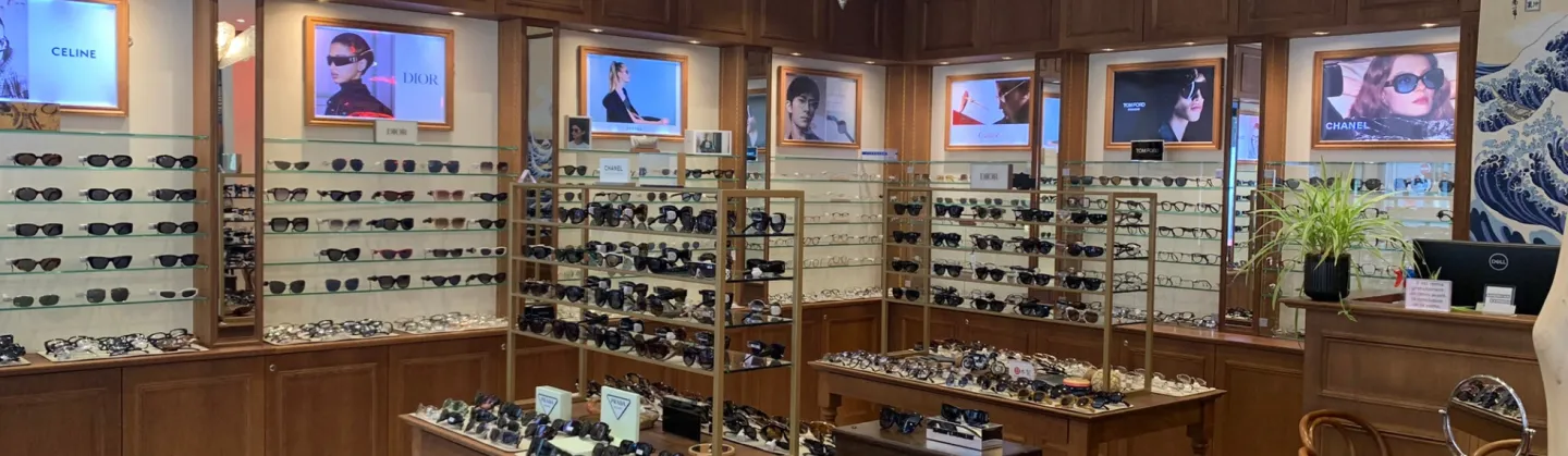 Intérieur du magasin de lunettes Paris Miki
