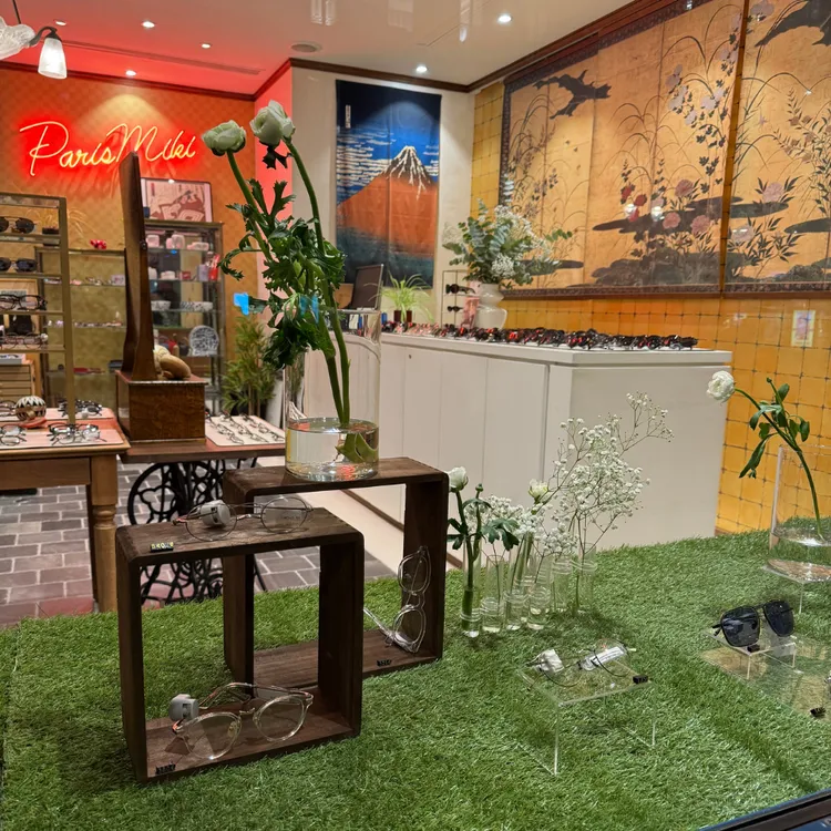 Vitrine Paris Miki Légèreté japonaise